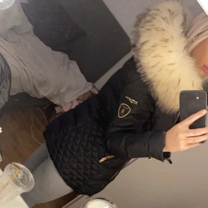 Rockandblue jacka  - Säljer denna fina jacka äkta päls använd en vinter jätte fint skick som ny äkta, äkta päls köpt för 4000 jag står för frakten pris kan diskuteras. Jackan ser bara gul ut i dom där lamporna 