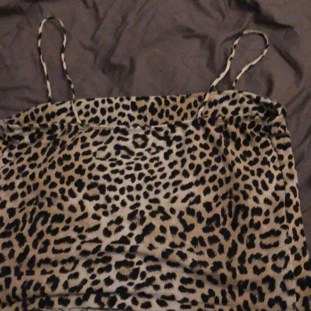 Säljer detta leopard linne från Gina pågrund av att de är förstort, stl m och är i bra skick. Toppar.
