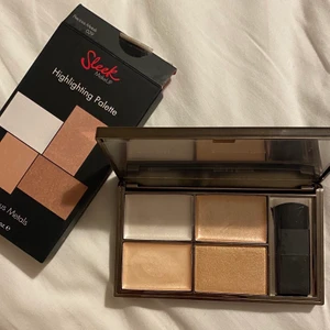 Säljer sleek highlightpalett - Säljer denna highlighpalett från sleek. Några är bara swatchade och några oanvända. Men den är i jätte bra skick. Undrar man över något så är det bara att kontakta mig.
