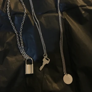Halsband  - Alla är olika långa så är fina att ha tillsammans. 30kr styck❤️ frakt tillkommer på 12kr