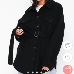 Populär jacka från Nelly! - Säljer denna populära jacka från Nelly då den inte kommer till användning. Endast använd en gång så i nyskick! Storlek 32(XXS) men väldigt stor i storleken så passar även 34 och 36. Skriv privat för egna bilder🤍 Köpare står för frakt!