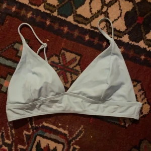 Bikiniöverdel - Använd 1-2 gånger så i mycket gott skick. Färgen visas som rättvisast på andra bilden! 