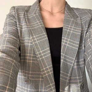 Kavaj - Rutig kavaj från H&M i storlek 34 (XS), använd en gång! Jag har normalt sett storlek S och är 1,79 men tänk vad snyggt oversize den skulle sitta på någon med mindre storlek ✨