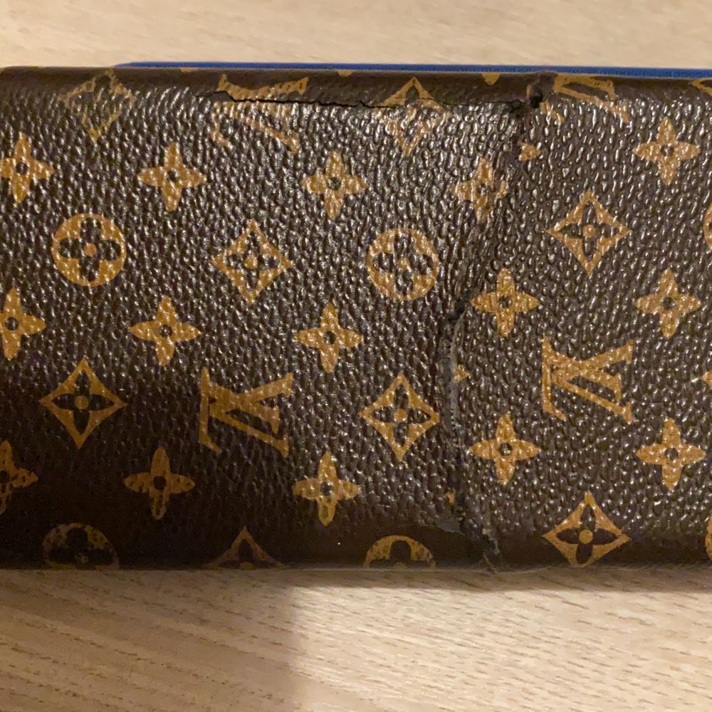 säljer skal till iPhone 6,7,8. LV skalet vet jag inte om det är äkta, fick det när jag fyllde år för något år sedan. Det har dock gått upp lite i korthållaren därav pris - 80kr adidas skalet 80kr. Om många är intresserade så blir de budgivning🤎💙. Övrigt.