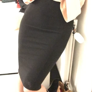 Kostymkjol - Svart, lång kostymkjol med en guldkedja baktill. Aldrig använd, endast prövad.