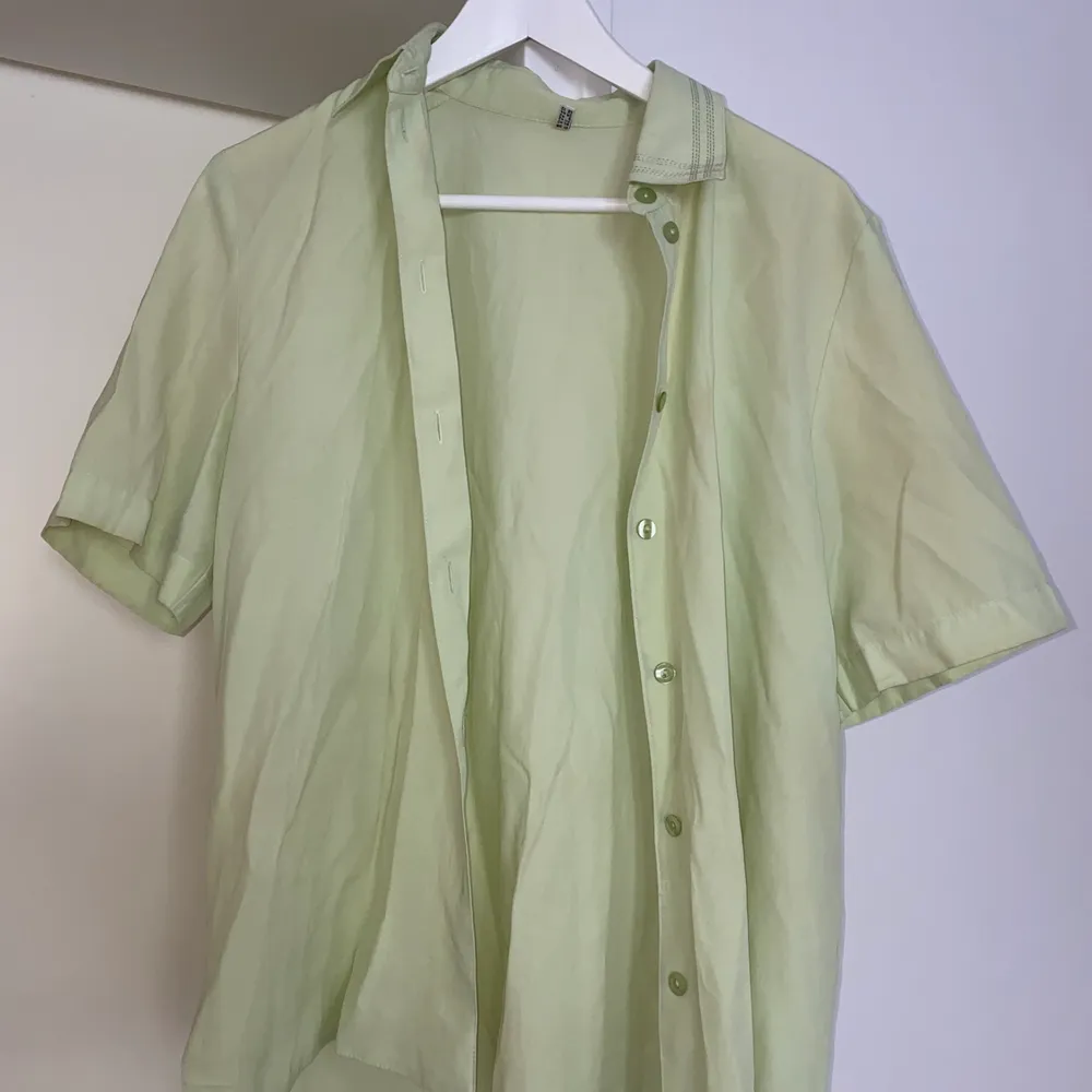 Säljer min jättefina skjorta/blus i grön pastell. Så fin att knyta eller ha över en polotröja. Från second hand, väldigt fint och tunt tyg i bra skick! . Skjortor.
