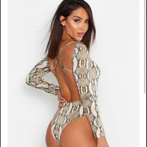 Oanvänd Bodysuit storlek 38 - Fin bodysuit med ormskinns mönster.  Storlek 38. Aldrig använd! Ska den skickas står köparen för frakten 