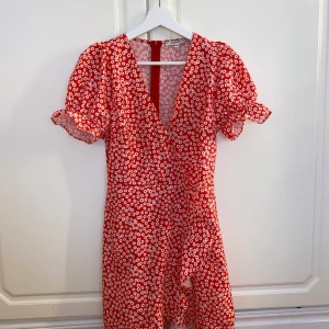 Klänning  - En fin sommarklänning från Chiquelle. Köpte i somras och har använts ca 2 gånger. Köpt för 500kr och säljer för 250kr.