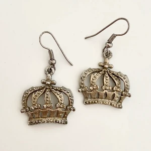 Örhängen - Örhängen med kronor.