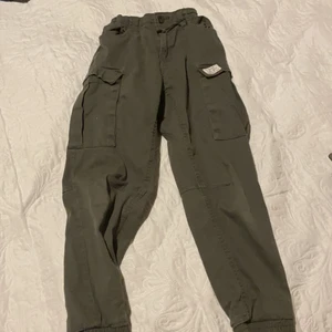 Coola byxor😎 - Coola byxor säljer pågrund av att de är för kårta på mig🥺💕