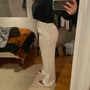 Vita tygbyxor  - Säljer ett par sjukt fina och bekväma vita tygbyxor. Köpte dessa bara för nån vecka sedan, men storleken är för liten och har tagit bort prislappen så kan inte skicka tillbaka. De är tygbyxor vilket är väldigt bekvämt. Köpta för 299kr, men säljer för 200kr. Priset går dock att diskutera vid snabb affär. Köparen står för frakten. Bara att skriva för fler bilder. Dock kanske de inte blir till rättvisa eftersom de är lite för tighta på mig. 
