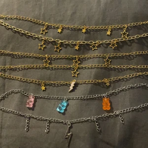 Halsband. Silvriga och guldiga  - Nu säljer jag alla dessa halsband för bara 35kr istället för 50, så alltså 35kr st. Om ni vill ha ett halsband så ta skärmdump och ringa in det ni vill ha och skicka det till mig 💓