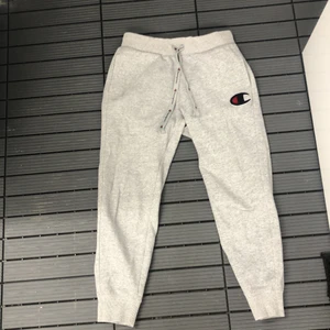 Champion mjukis byxor  - Jag säljer mina champion mjukis för att dom är förkorta för mig och jag är 1,63 cm lång. Har använt dom 2 gånger. Väldigt sköna byxor 