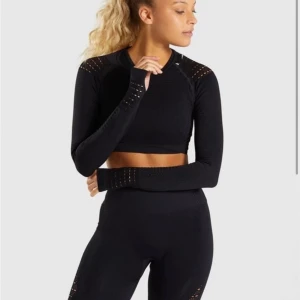 Träningstopp gymshark - Croppad seamless träningströja från gymshark som vad jag ser ej går att köpa längre. Storlek XS, skriv för egna bilder🌟
