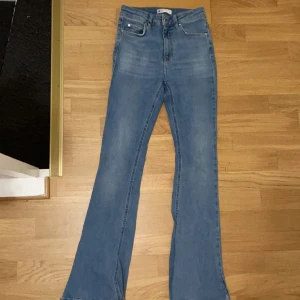 Jeans - Jätte fina utsvängda jeans från ginatricot 
