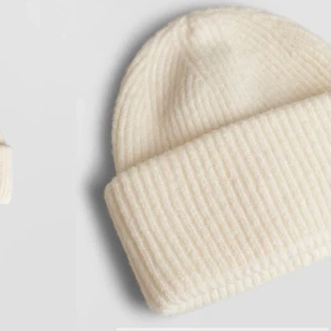 Stickad vit mössa - Säljer denna stickade trendiga mössan från gina tricot då den tyvärr inte satt som jag önska, Brianna hat offwhite 100kr+frakt budgivning om flera är intresserade💕❤️