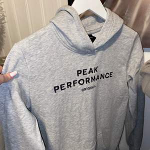 Säljer min hoodie från Peak Performance då den inte kommer till användning. Passar mig som är S / M 