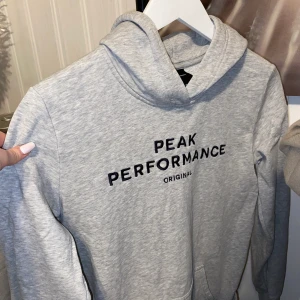 Peak Performance - Säljer min hoodie från Peak Performance då den inte kommer till användning. Passar mig som är S / M 