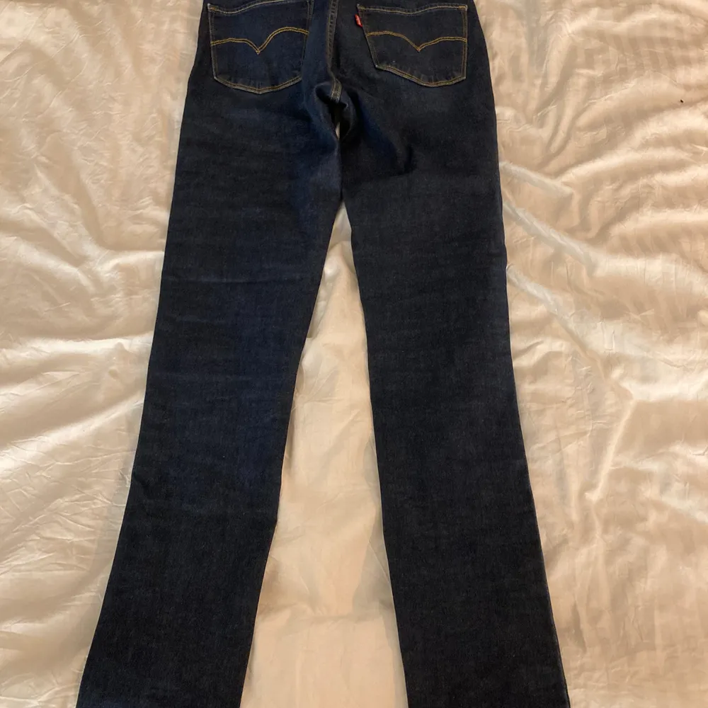 Säljer mina Levis jeans i storlek 27. Passar mig som är 170cm, skulle även passa någon som är längre med. Använda 3 gånger endast. . Jeans & Byxor.