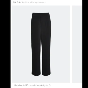 Skitsnygga kostymbyxor från bikbok❤️ - Säljer dessa fina raka kostymbyxor från bikbok eftersom dom är förstora jag jag råkade köpa fel storlek😊