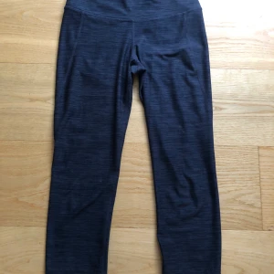 Hm 3/4 träningstights - Träningstights 3/4. Köpta för ett år sedan men endast använda ett par gånger och är i bra skick. Orginalpris 200 kr