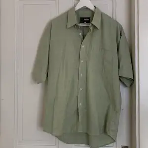 jättesnygg ljusgrön skjorta, perfekt till vår och sommar! snygg oversized fit, 120 kr + frakt eller mötas i gävle✨