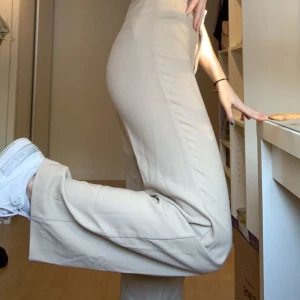 Kostymbyxor - Jättefina Beiga kostymbyxor som inte kommer till användning då jag har ett par liknande. Jag är 1.70. Köparen står för frakten💕