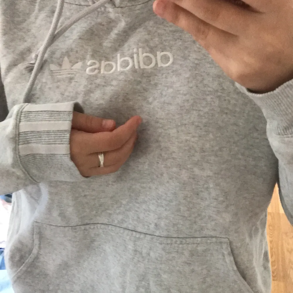 oversized hoodie från Adidas, har för mig att det ska finnas matchade byxor till men inte säker:) köpt för ett tag sen så är inte säker på om denna modellen finns kvar, 450kr inklusive frakt storlek 34🤍. Hoodies.