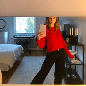 Jättefin och mysig röd stickad tröja från Vero Moda!