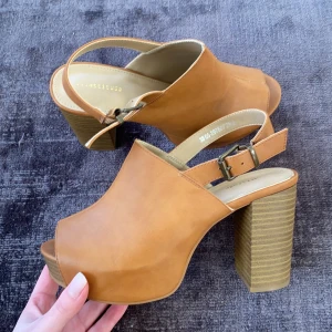 Oanvända klackskor  - Som titeln säger. Helt oanvända klackskor TO DIE FOR. Dock blev dessa ett felköp och jag insåg att de var lite för höga på mig som redan är väldigt lång. Skorna är från Din Sko och finns inte längre att köpa nya! 