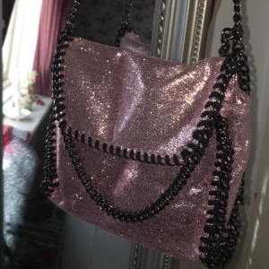 Rosa väska💖💖 - Läs mitt senaste inlägg på den svarta väskan! BUDA ÄR OKEJ OM DET ÄR FLER SOM VILL KÖPA 