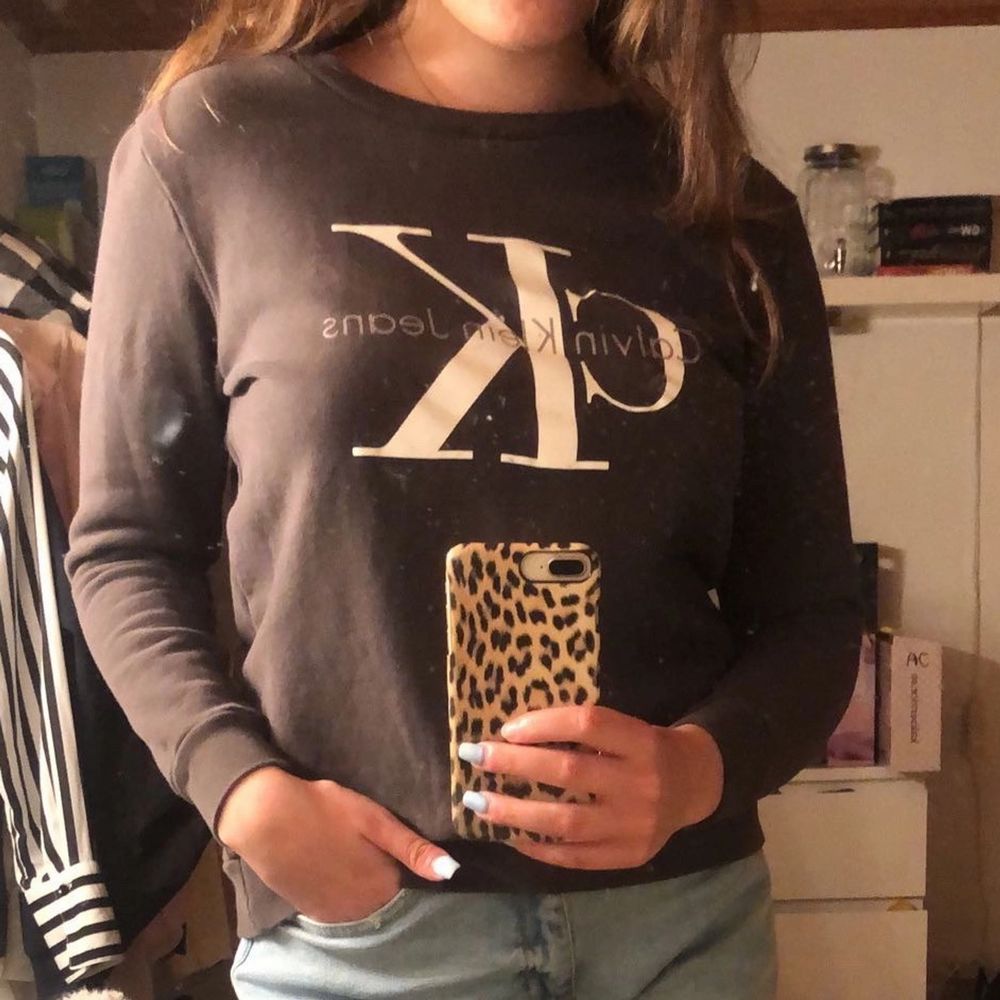 Snygg sweatshirt från Calvin Klein storlek S! Köpt i riktig CK butik i USA 🥰 Så himla snygg men tyvärr blivit lite liten på mig. Nyskick. 150 kr. Tröjor & Koftor.