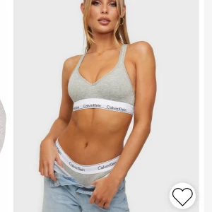 Calvin klein bh - Lånade bilder på min calvinklein push-up använt en gång nyskick skriv för privata bilder, frakten ligger på 22kr tror jag💕 äkta! Köpte på nelly 