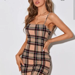 Klänning - Säljer en till klänning då den är för kort. Storlek M men passar mig som har S