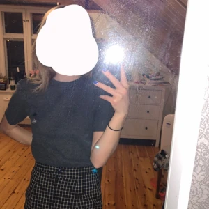 Topp med lite puffärmar  - En mörkgrå topp från Bershka som har något puff ärmar. Jätteskönt material och aldrig använd! Storlek XS 