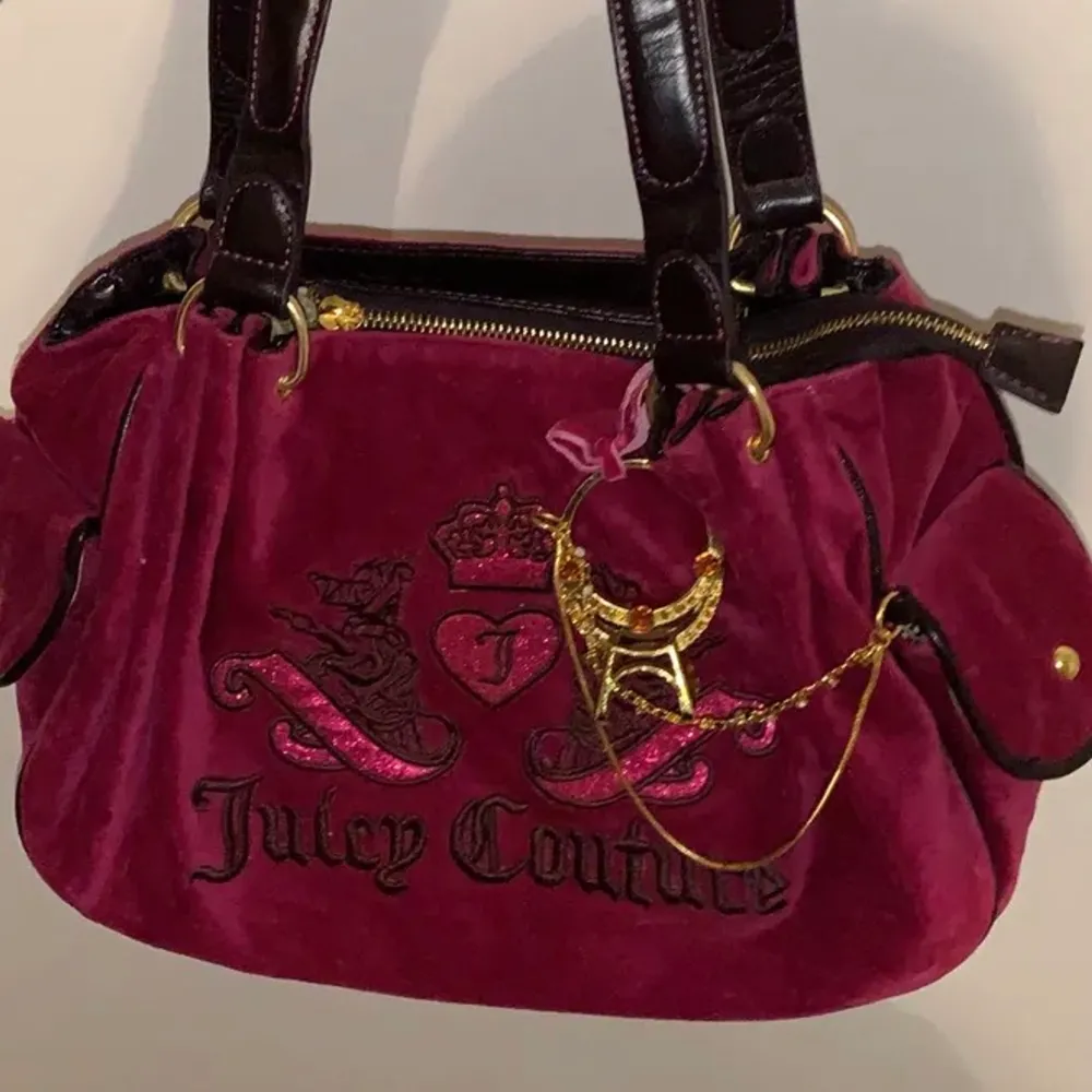 Super fin y2k juicy couture väska, köpt på plick men anser nu att den inte passar min stil. Väskor.