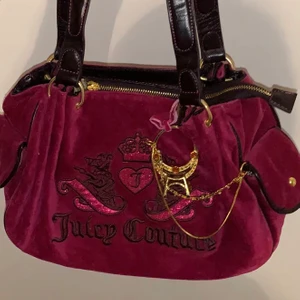 Y2k Juicy couture väska - Super fin y2k juicy couture väska, köpt på plick men anser nu att den inte passar min stil