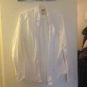  - Levis vit skjorta