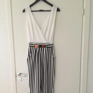  - Jag säljer en jättefin ovanvänd byxdress. Byxdressen är i skönt mjukt material och sitter tajt. Dressen är i strl s/m och har två fickor på sidorna. Nypris 500 bara be om mer bilder.
