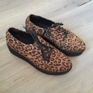  - Leopardfärgade platåskor använda en gång. 
Möter upp i Stockholm eller Gbg. 