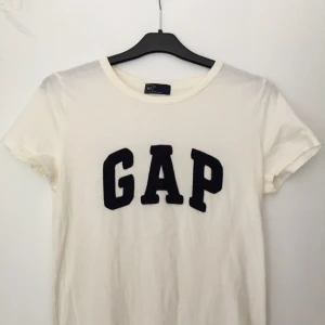  - GAP t-shirt använd en gång 