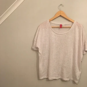  - Vit t-shirt från HM divided. Det står strl XS men kan lätt användas även som S och M, i med att modellen är mer oversized. Skönt och lätt att ha på sig, i bra skick! 
Köparen står för frakten 🌸