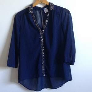 Tunn & fin blus från Vero Moda i mörkblå med glitter detaljer på krage mm. 🌸
Tar gärna swisch & eventuell frakt tillkommer✨