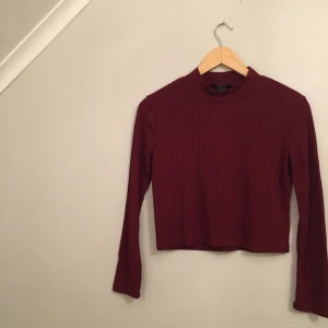  - Långärmad turtleneck croptop, i ribbat material. Köpt på SuiteBlanco i Portugal. Kan även användas som M. Aldrig använd bara provad!
Köparen står för frakten 🌸