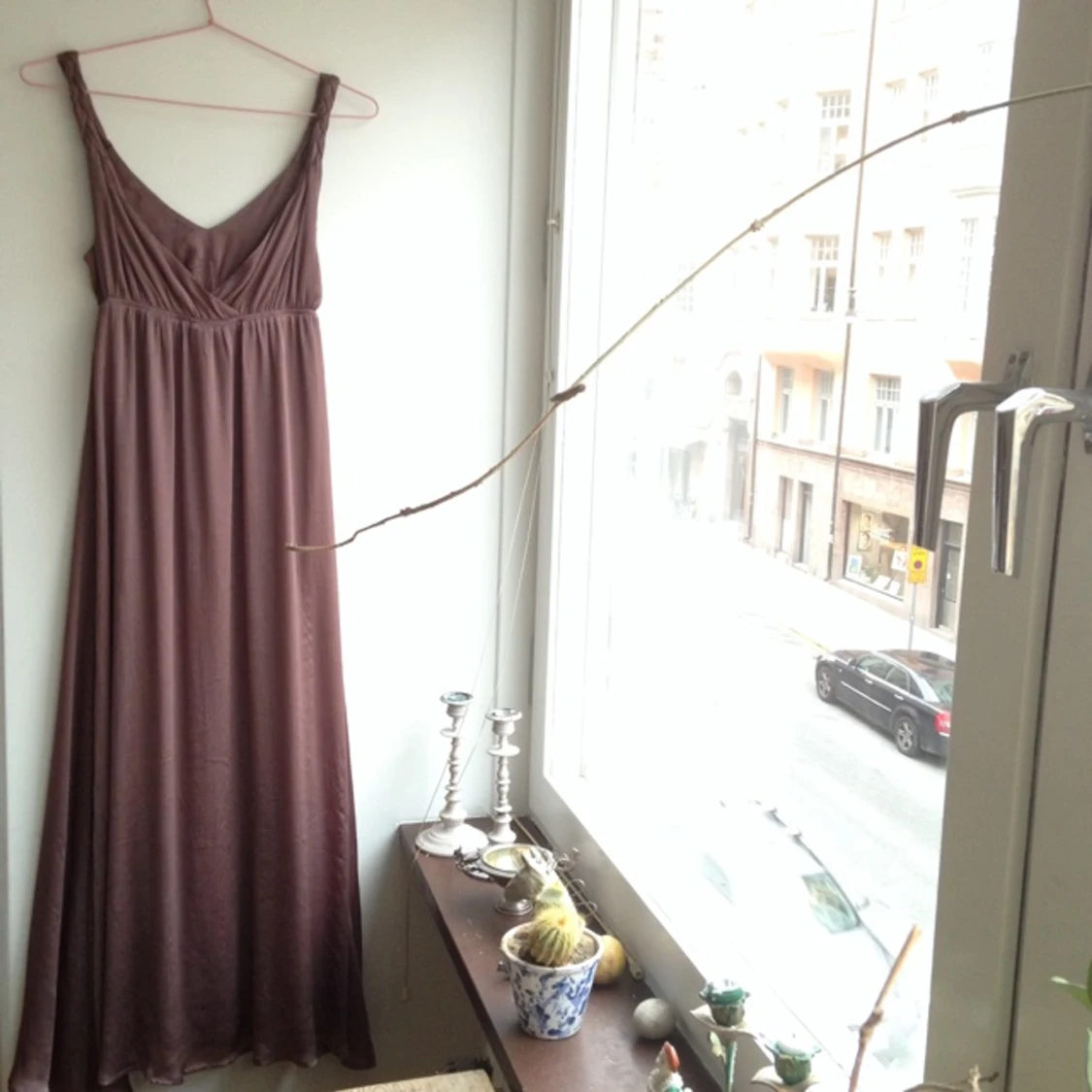 Långklänning i skirt lila-grått tyg. Använd en gång. Nypris 800 kr. Till anklarna.