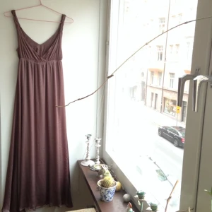 Långklänning i skirt lila-grått tyg. Använd en gång. Nypris 800 kr. Till anklarna. - Långklänning i skirt lila-grått tyg. Använd en gång. Nypris 800 kr. Till anklarna.