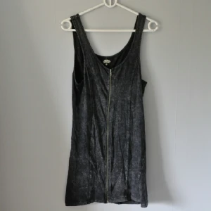  - Klänning/ långt linne från Bikbok 

FRAKT TILLKOMMER (kan samfrakta) 
