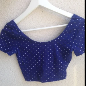  - Gullig prickig magtröja! Lika djup i ryggen som i u-ringningen framtill. 