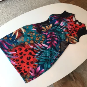  - Aldrig använt klänning.