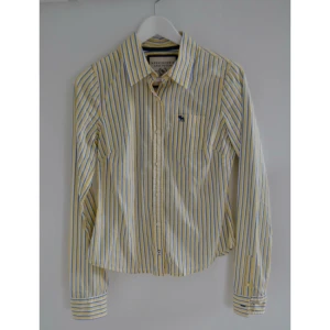  - Skjorta från Abercrombie & Fitch köpt i butik i London förra året. 
Fint figursydd och är färgerna passar bra i vår och sommar. 
Storlek L men passar klockrent på M. 
Nypris: 895kr 
Priset är exklusive frakt.  